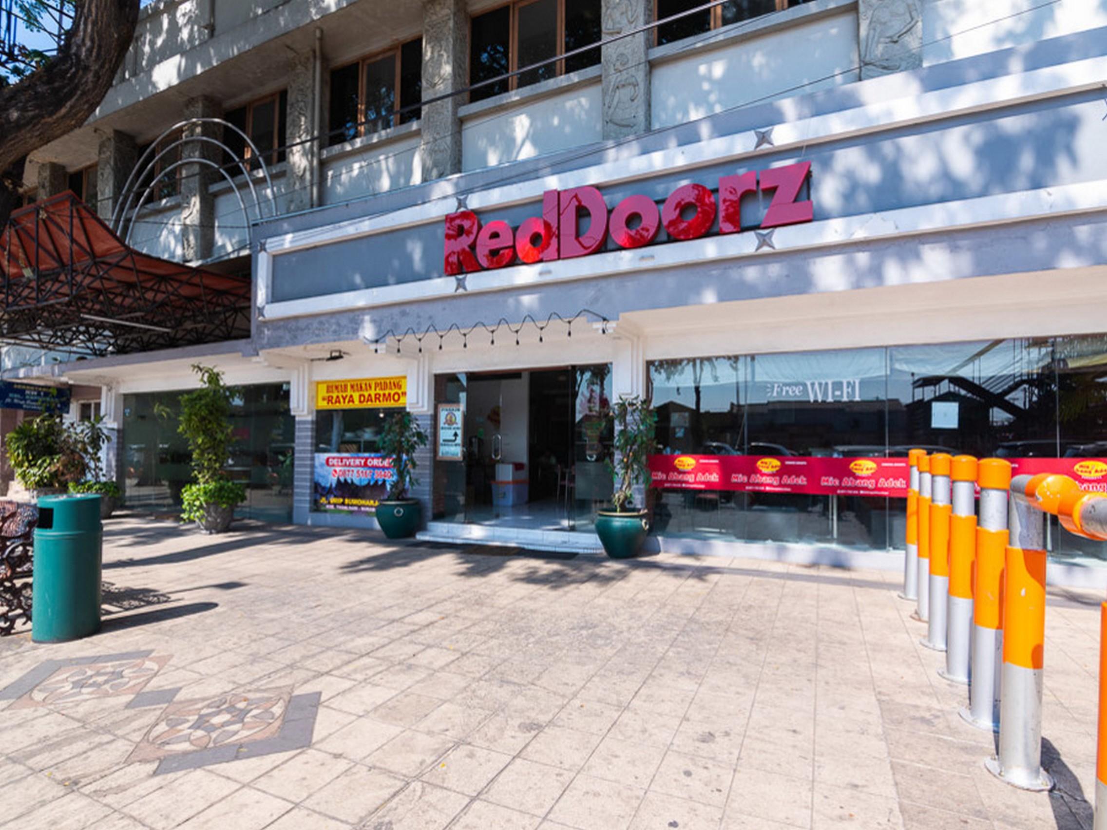 Reddoorz @ Urip Sumoharjo Hotel Surabaya Ngoại thất bức ảnh